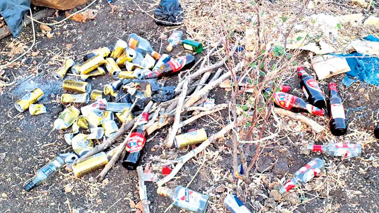 మందుబాబులకు అడ్డాగా వెంచర్లు