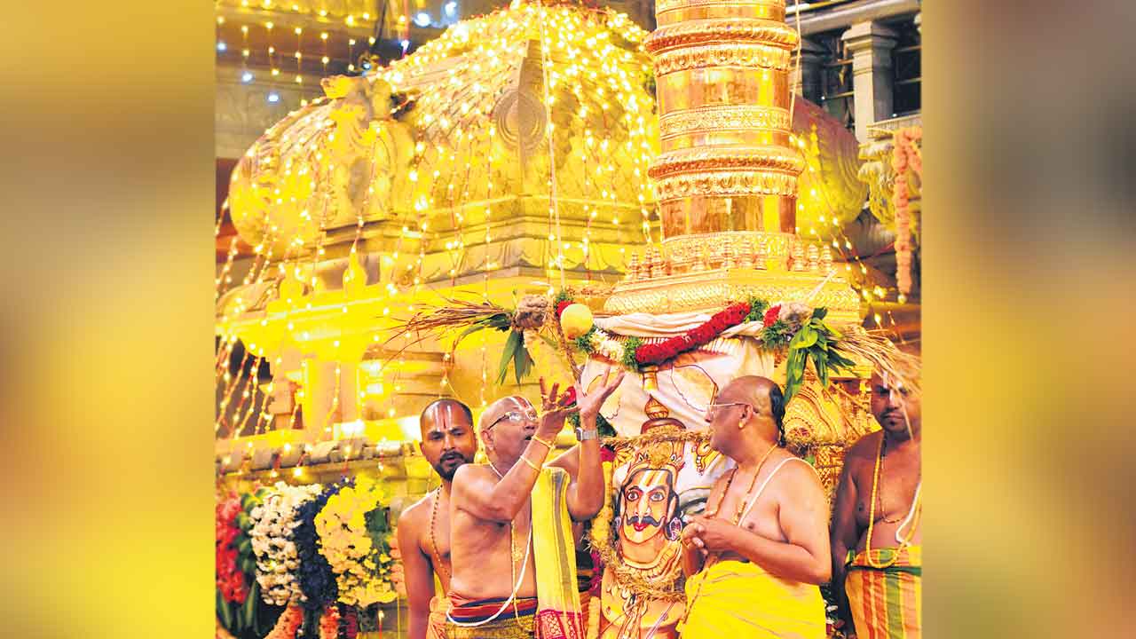 గుట్టలో వైభవంగా ధ్వజారోహణం