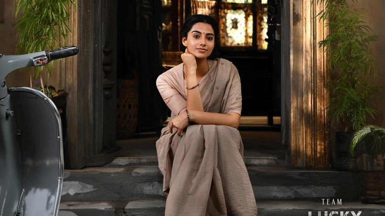 Meenakshi Chowdary | హ్యాపీ బర్త్‌ డే టు సుమతి.. మీనాక్షి చౌదరి ‘లక్కీ భాస్కర్’ లుక్‌ వైరల్