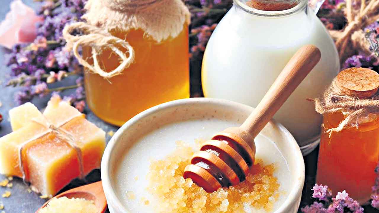 Beauty Tips | పచ్చిపాలతో ఇలా చేస్తే ముఖం మెరిసిపోతుంది!