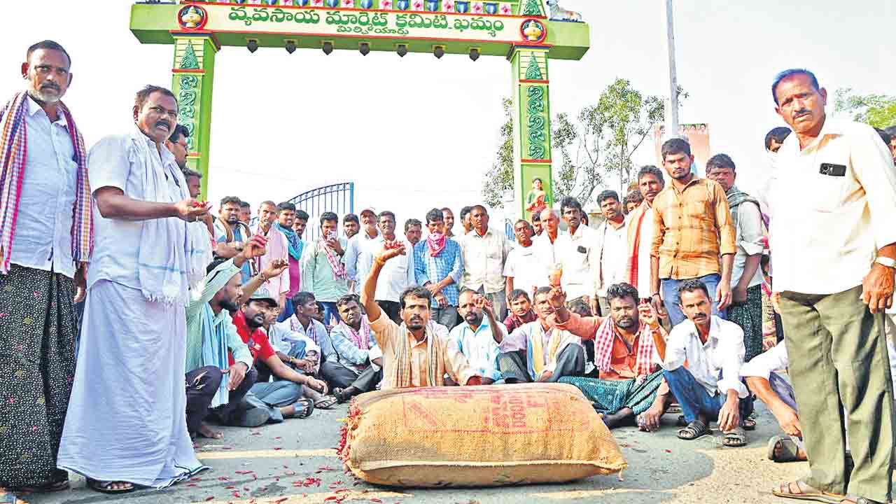 MSP | మద్దతు ధర మహాప్రభో.. పంటలను అమ్ముకునేందుకు అన్నదాతల ఆగచాట్లు!