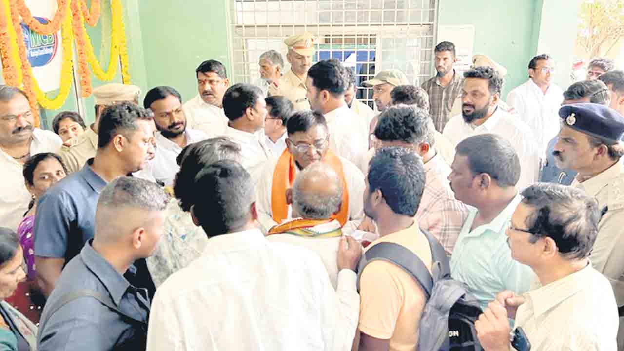 స్థానికంగా ఉండరు.. సమస్యలు పట్టించుకోరు