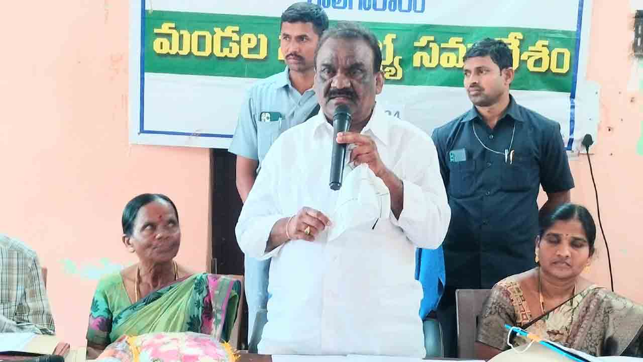 పని చేసే చోటే అధికారులు నివాసం ఉండాలి