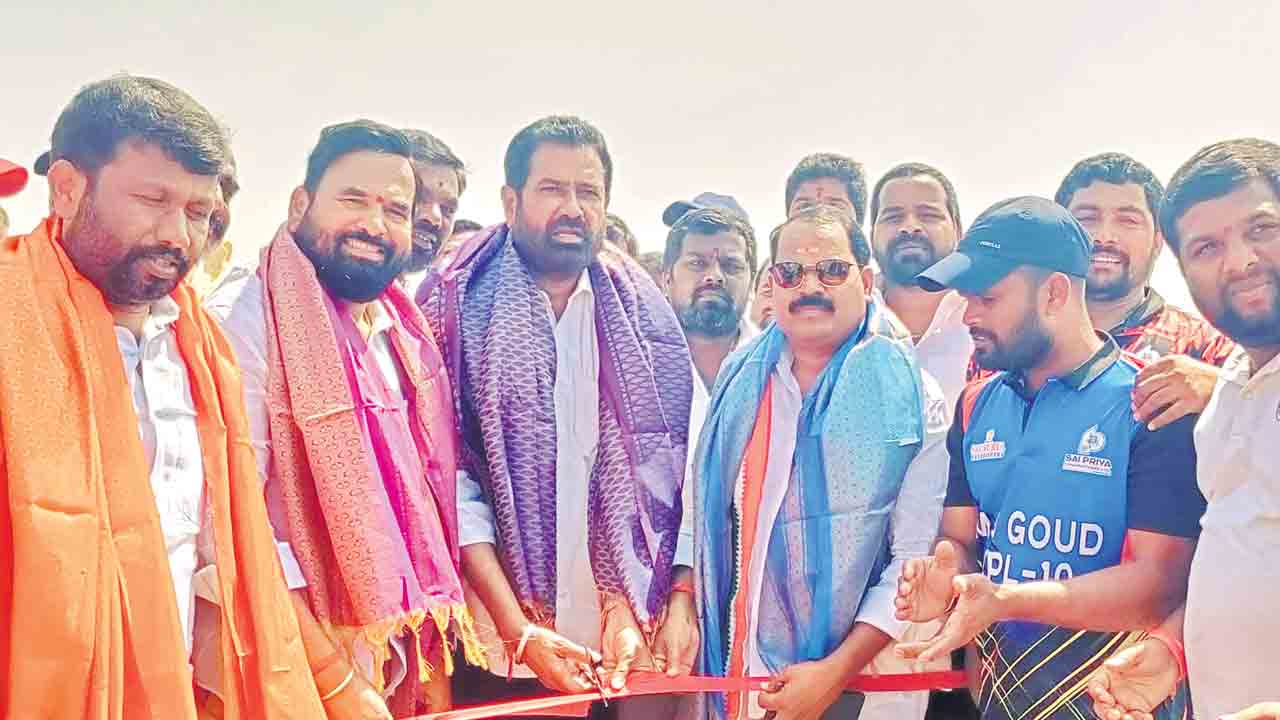 యువత క్రీడల్లోనూ రాణించాలి