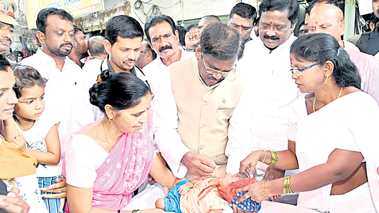 పిల్లలందరికీ పోలియో చుక్కలు వేయించాలి