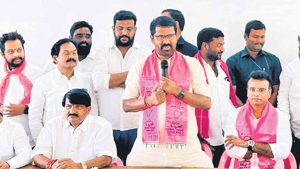 MLA KP Vivekanand | ప్రజా సేవకుడు కావాల్నా.. హాయ్‌ బాయ్‌ చెప్పి పోయేటోళ్లు కావాల్నా?: ఎమ్మెల్యే వివేకానంద్‌