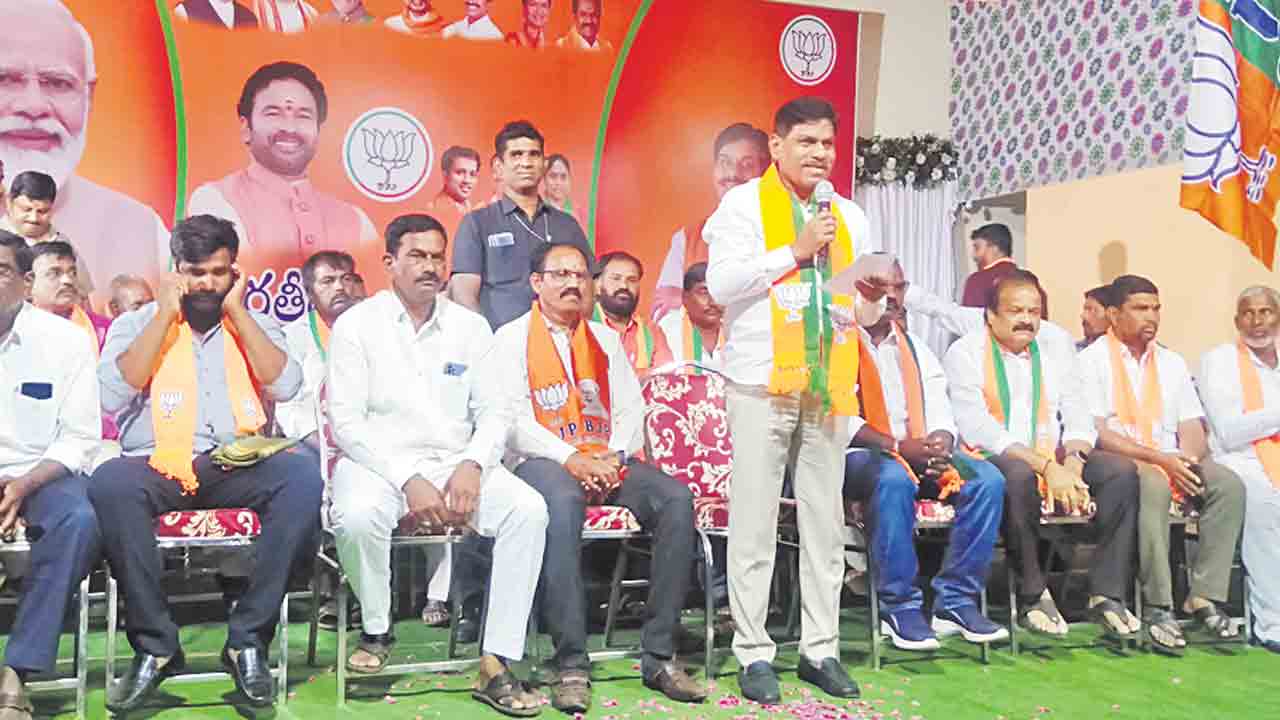 ప్రజలను మోసం చేస్తున్న కాంగ్రెస్‌