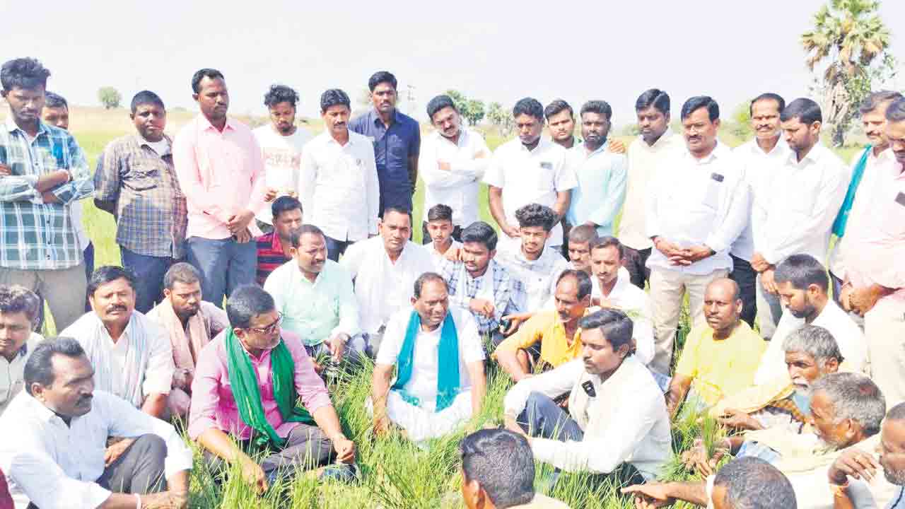 రోడ్డెక్కిన రైతన్న