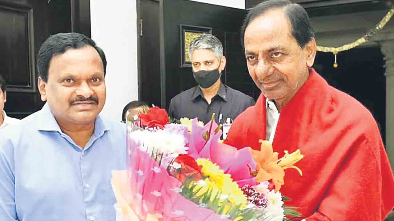 మెదక్‌ బరిలో మాజీ కలెక్టర్‌