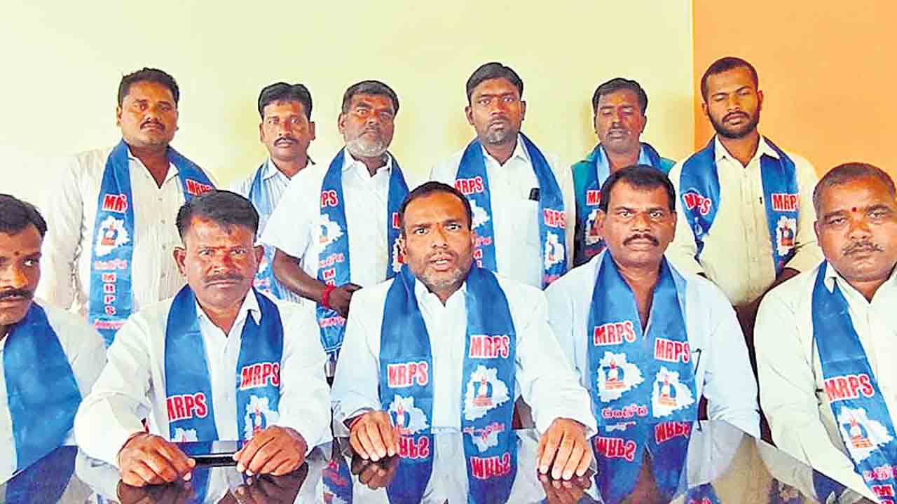 పారిశుధ్య కార్మికులకు వేతనాలివ్వాలి