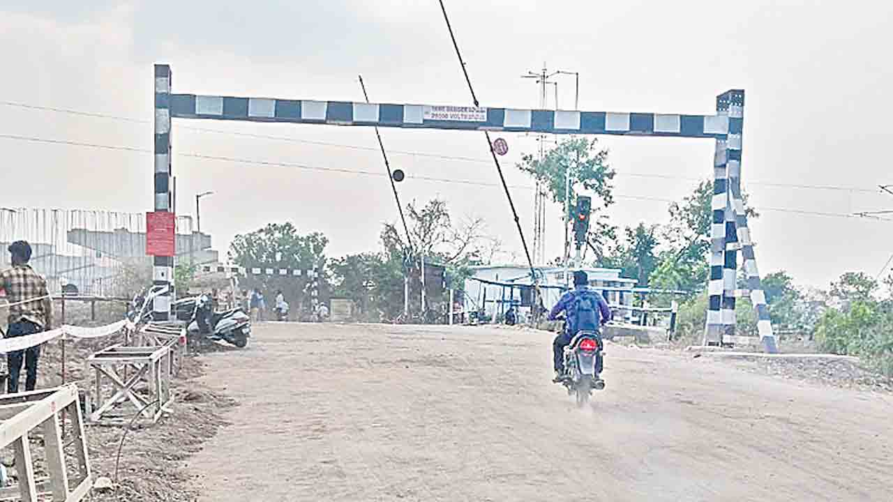 తెరుచుకున్న మాధవ్‌నగర్‌ రైల్వే గేటు