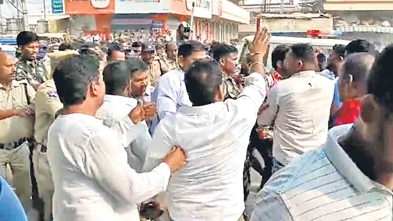 పటాన్‌చెరులో తీవ్ర ఉద్రిక్తత