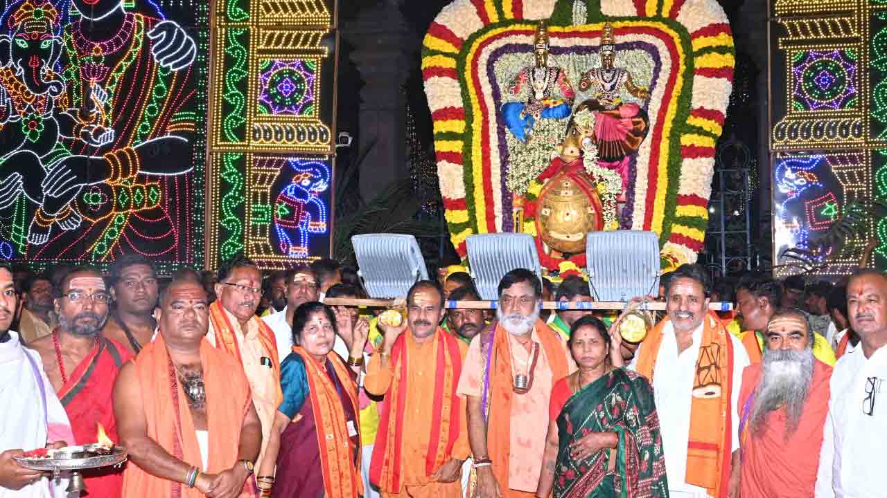 హంస వాహనంపై శ్రీశైలేశుడు