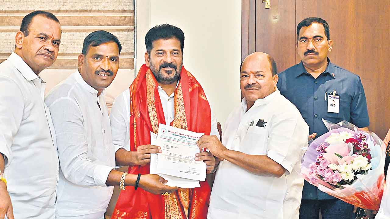 ప్రత్యేక కురుమ కార్పొరేషన్‌ కావాలి: యెగ్గె మల్లేశం