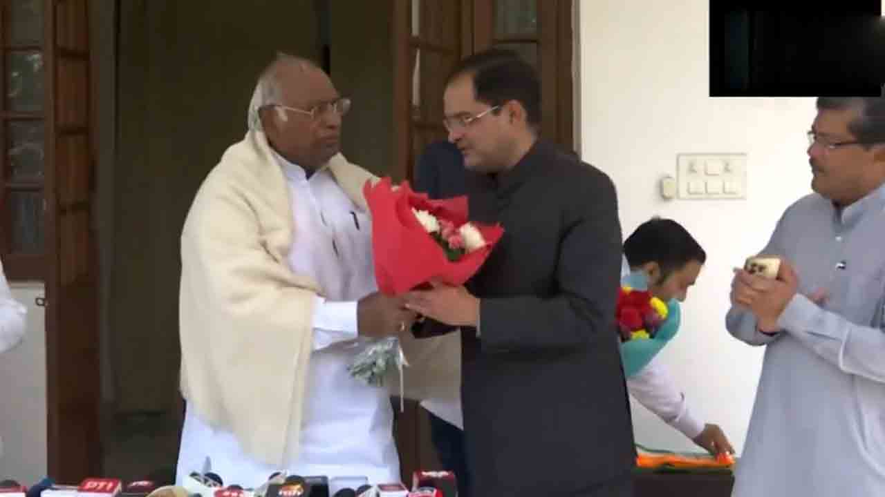 Brijendra Singh | హర్యానాలో బీజేపీకి గుడ్ బై చెప్పిన ఎంపీ.. ఖర్గే సమక్షంలో కాంగ్రెస్‌లోకి.. Video