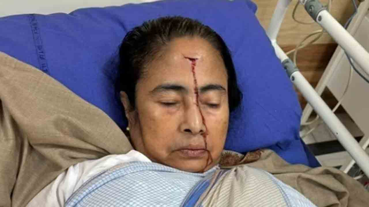 Mamata Banerjee | మమతా బెనర్జీ తలకు  తీవ్ర గాయం.. ఆసుపత్రికి తరలింపు