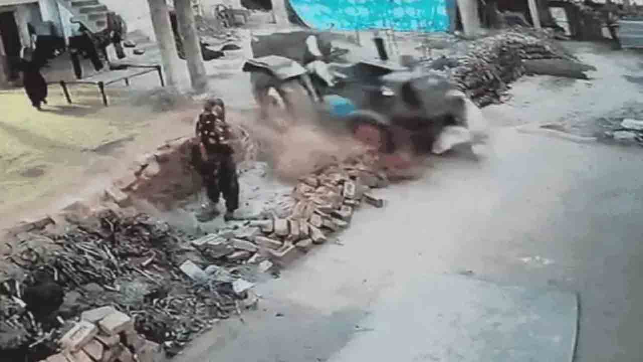 Watch: భూ వివాదం నేపథ్యంలో సోదరుడి మీదకు ట్రాక్టర్‌ నడిపిన వ్యక్తి.. వీడియో వైరల్‌