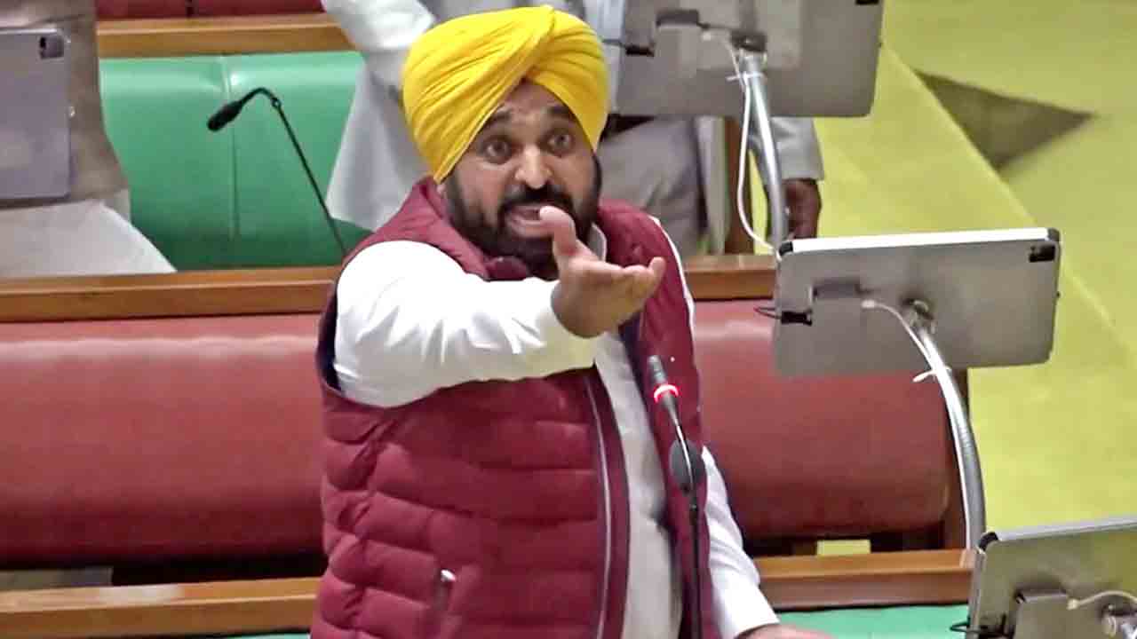 Punjab | విపక్షాలు వెళ్లిపోకుండా తాళమేయండి.. స్పీకర్‌కు తాళం, చెవి అందించిన పంజాబ్‌ సీఎం