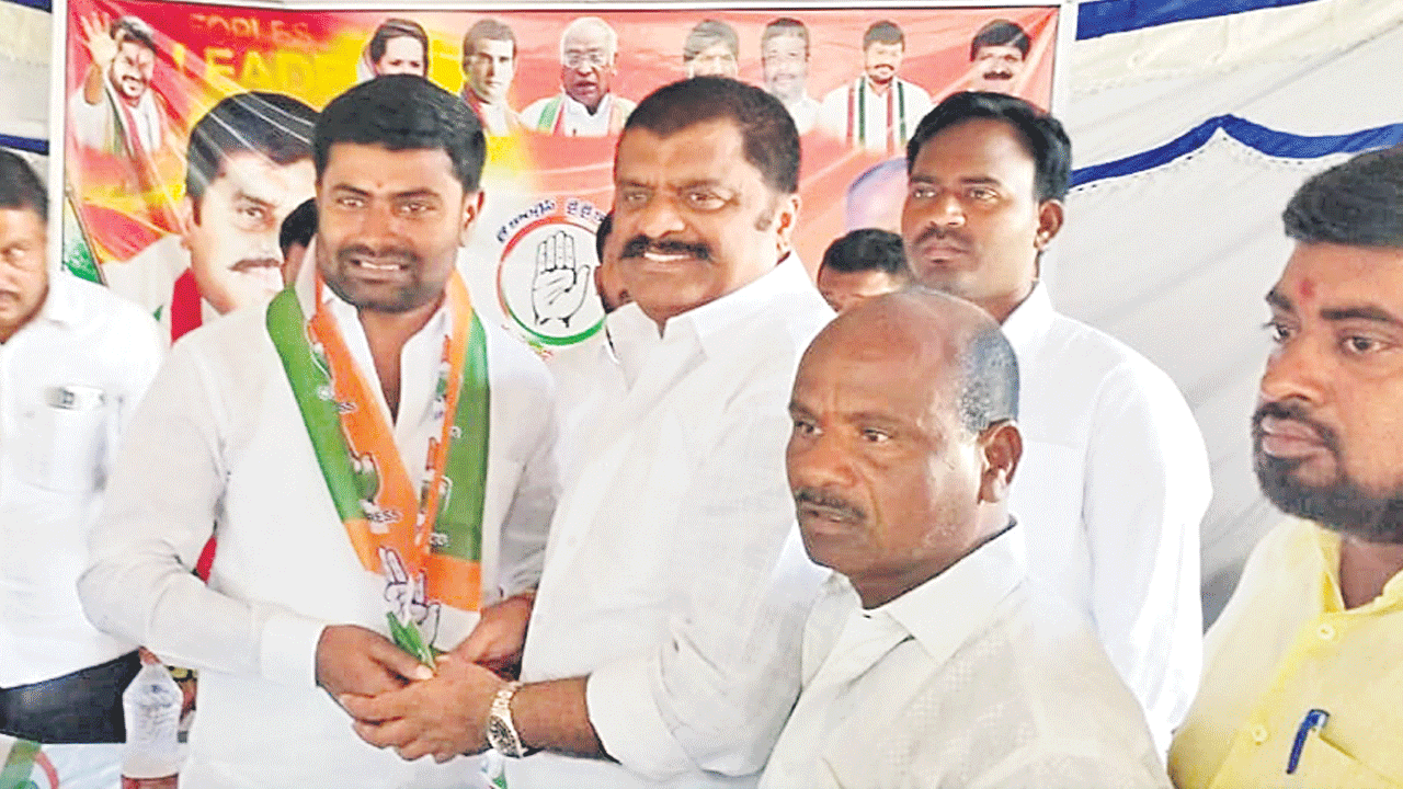 కాంగ్రెస్‌లో చేరిన మాజీ వైస్‌ చైర్మన్‌