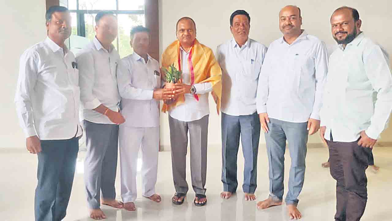 మెదక్‌ ఎంపీ అభ్యర్థిని కలిసిన బీఆర్‌ఎస్‌ నాయకులు