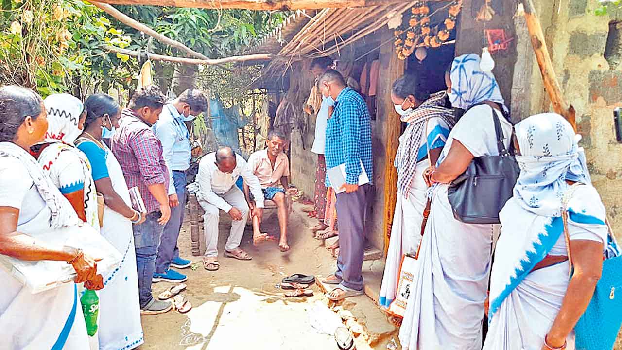 గుమ్మడి దొడ్డిలో వైద్యబృందం