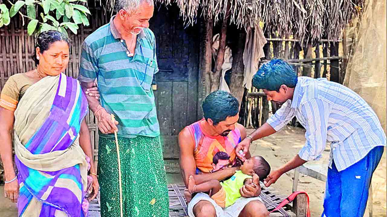 గుట్టలు ఎక్కి.. వాగులు దాటి..