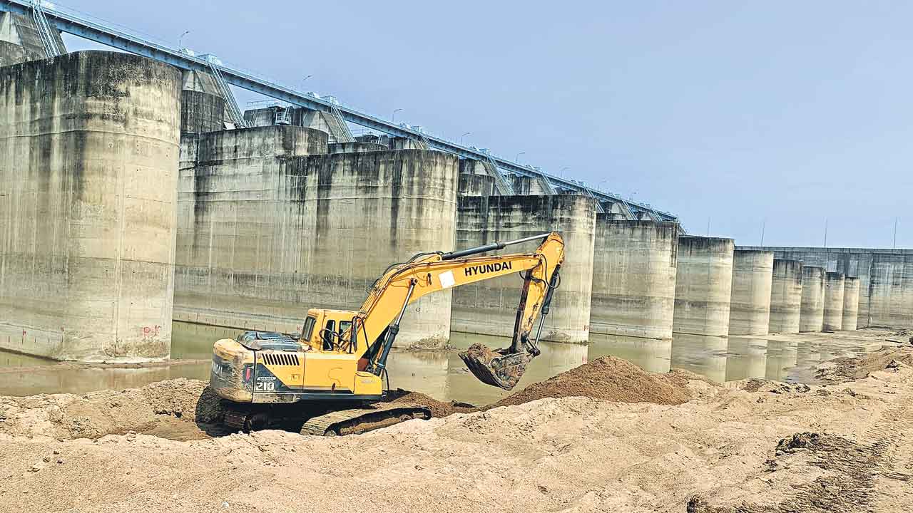 మేడిగడ్డలో నత్తనడకన మరమ్మతులు