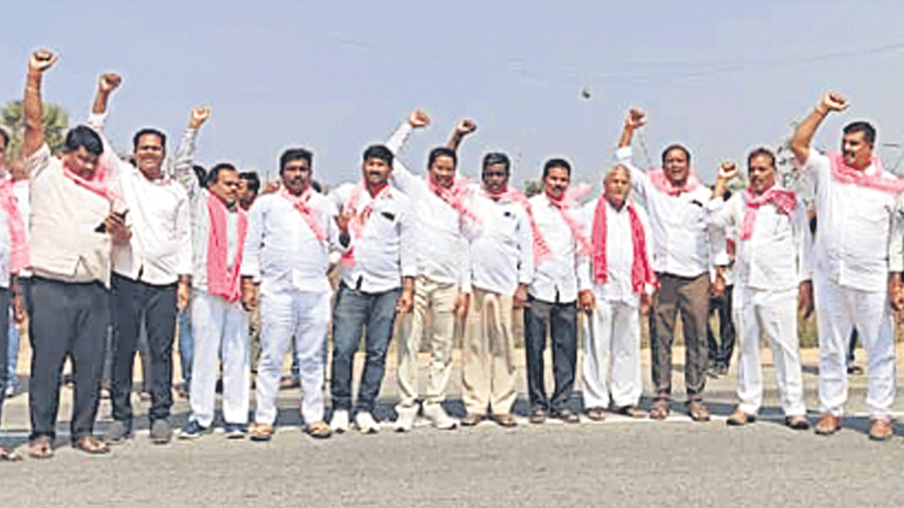 కాంగ్రెస్‌కు రైతులే బుద్ధి చెబుతారు