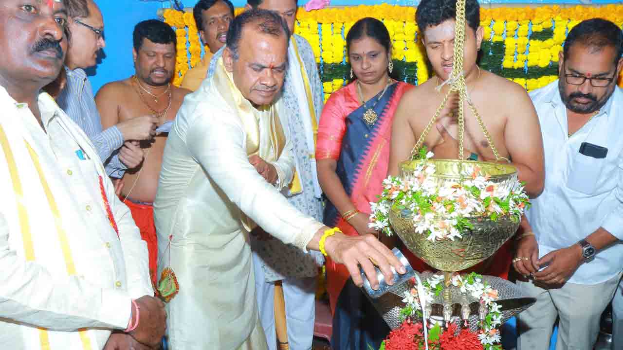 పలు ఆలయాల్లో మంత్రి కోమటిరెడ్డి పూజలు
