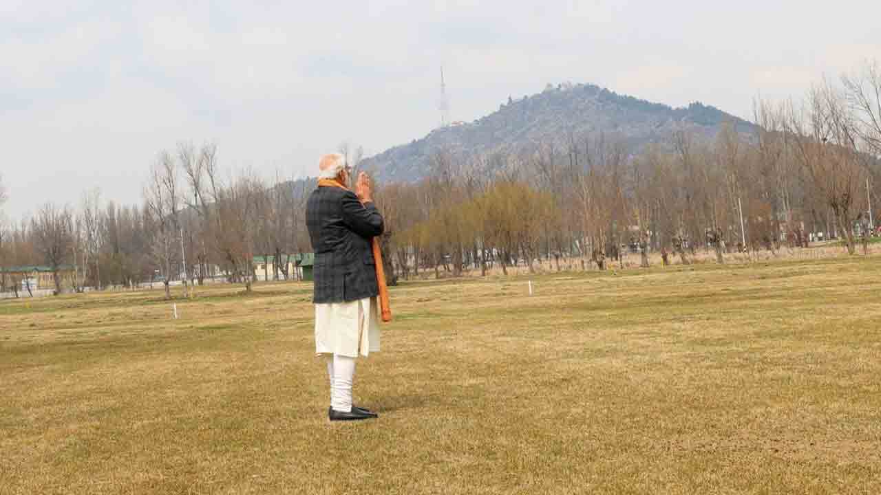 PM Modi | శ్రీనగర్‌లో మోదీ.. దూరం నుంచే శంకరాచార్య కొండను చూస్తూ