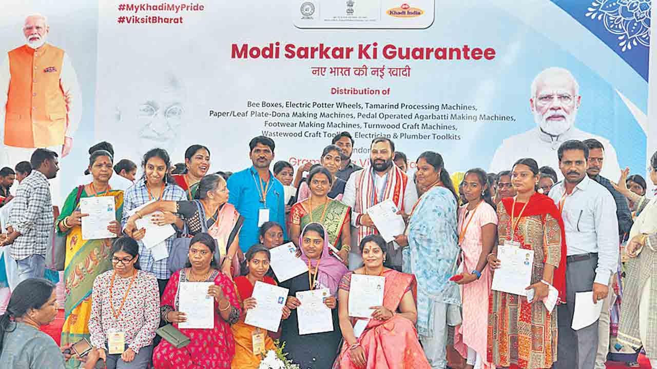 చేతి వృత్తిదారులకు యంత్రాల పంపిణీ