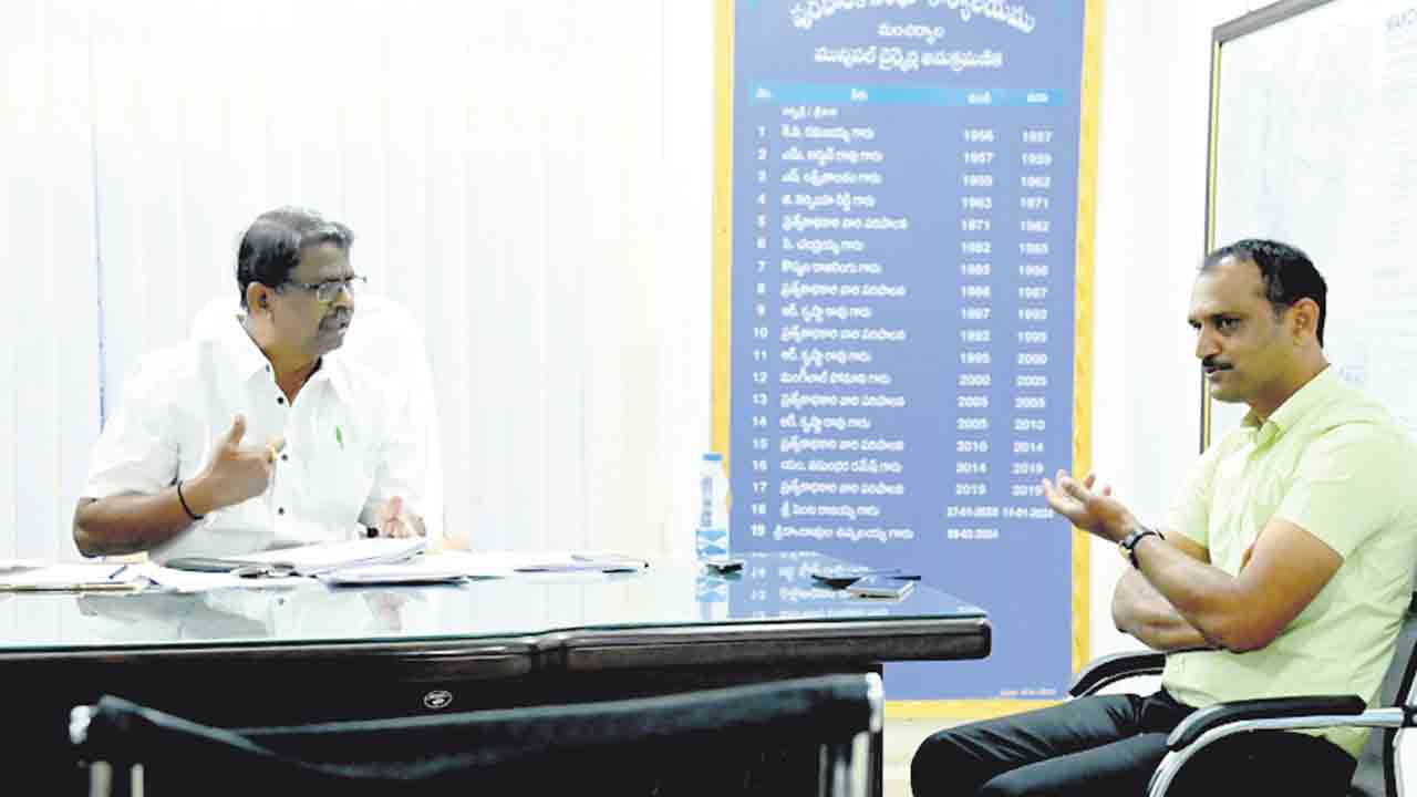 కొత్త చైర్మన్‌ x పాత కమిషనర్‌