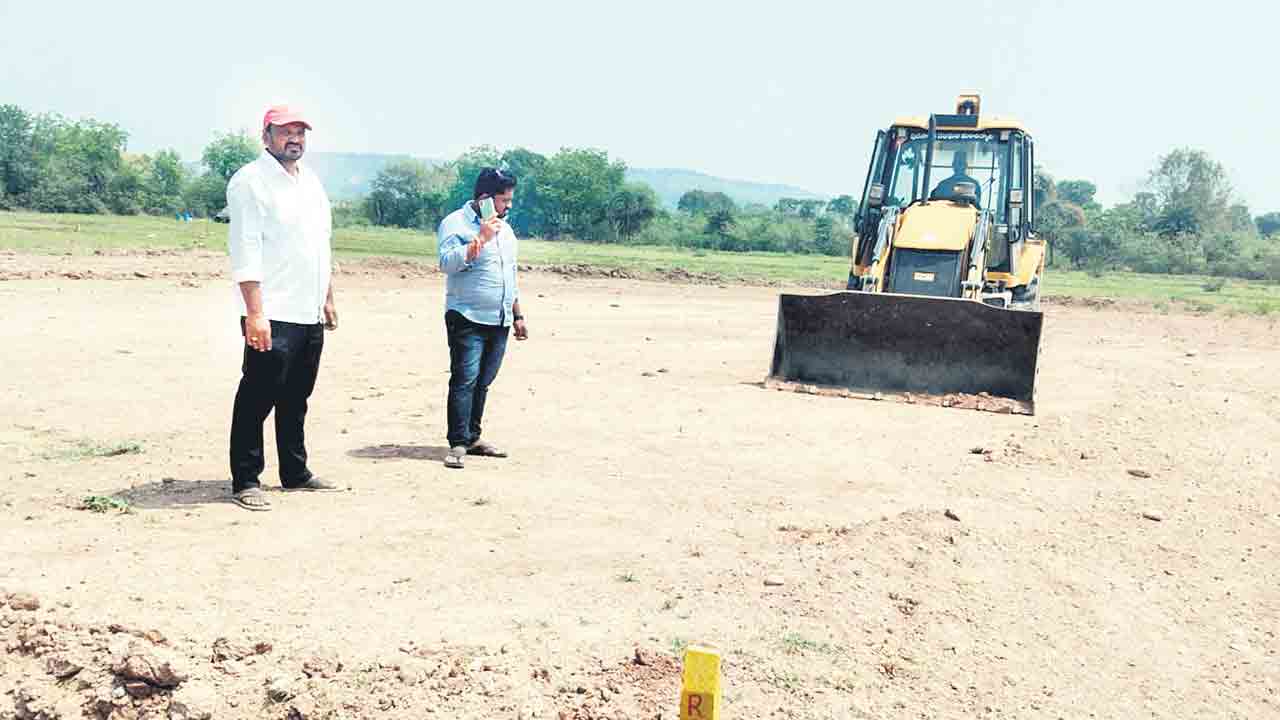 అక్రమ వెంచర్లలోని హద్దురాళ్ల తొలగింపు