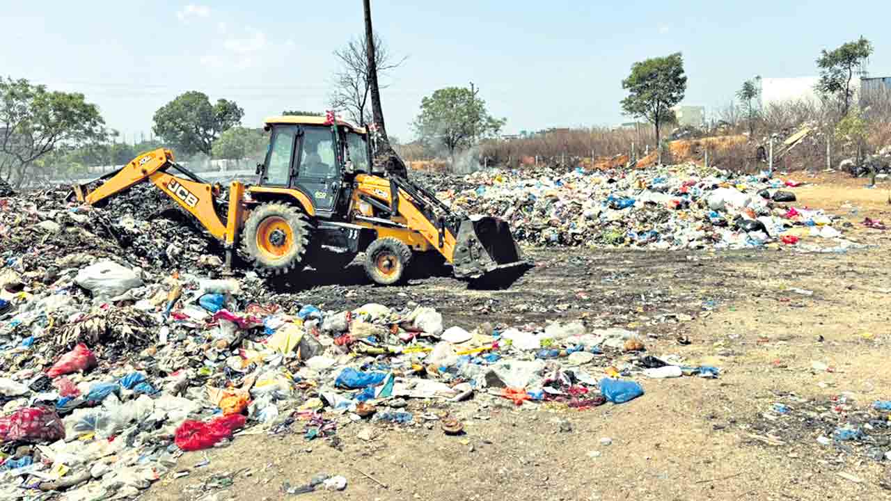డంప్యార్డులో చెత్త తొలిగింపు