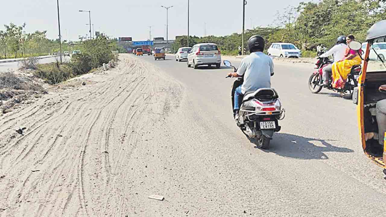 దుమ్ముతో ప్రయాణం సాగేదెలా?