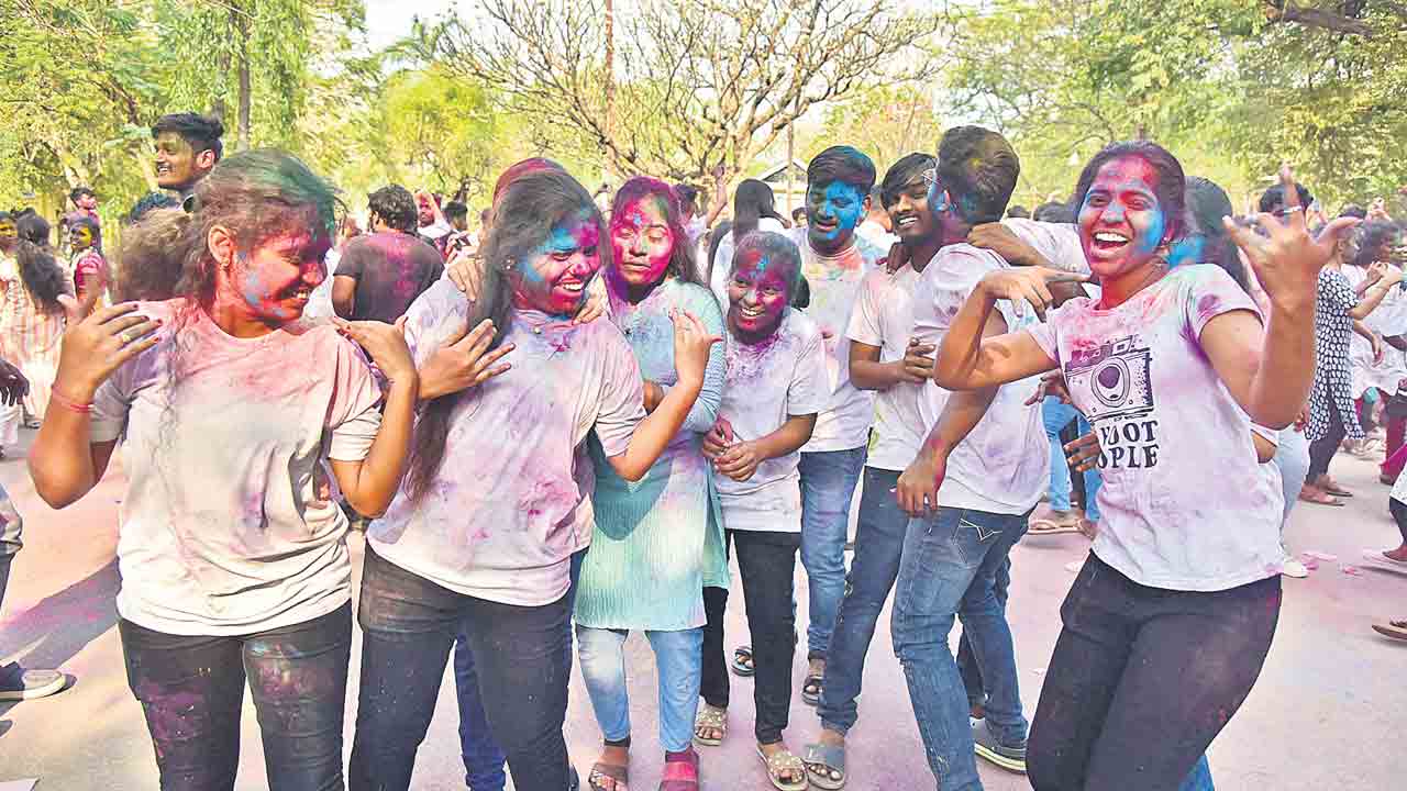 హోలీ.. రంగోలి