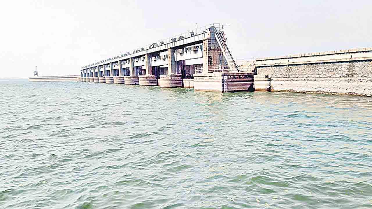 పంటలు ఎండిపోవద్దని ముందస్తుగా నీటి విడుదల