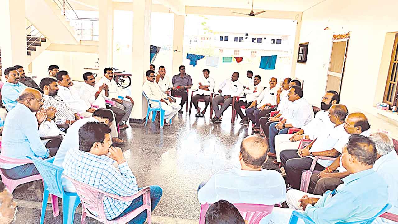 అబద్ధాలాడే నాయకుడు కావాలా ? అభివృద్ధి చేసే నాయకుడు కావాలా ?