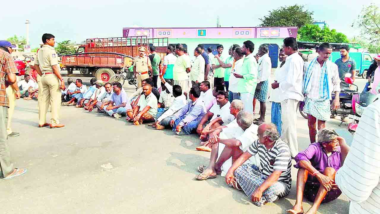 సాగునీటి కోసం రోడ్డెక్కిన రైతులు