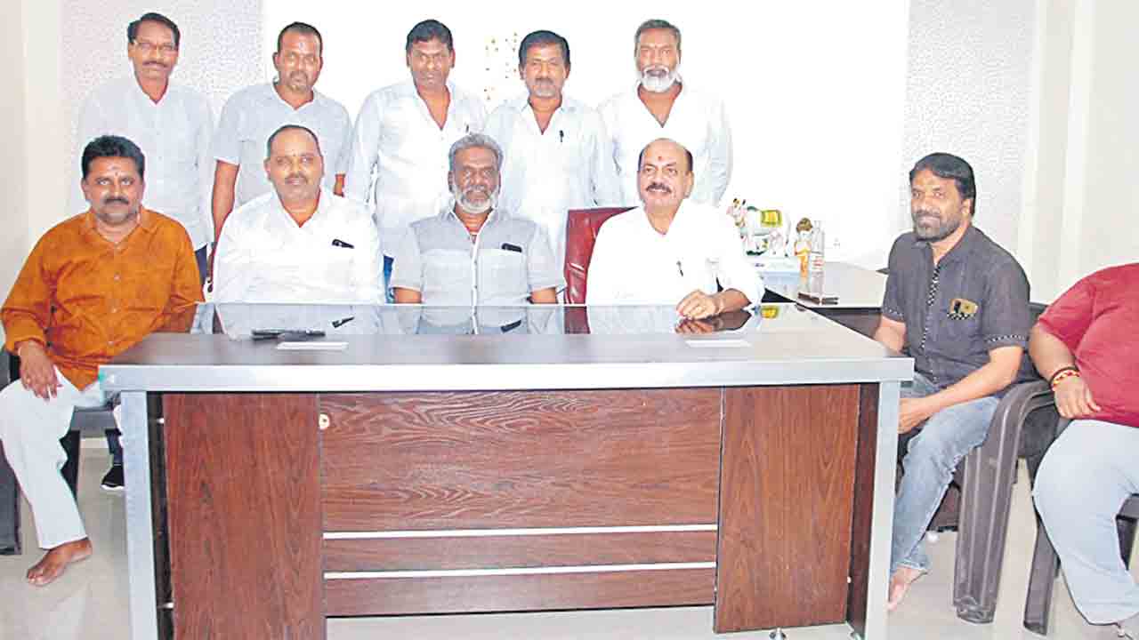 హామీల అమలు గేట్లు తెరవండి