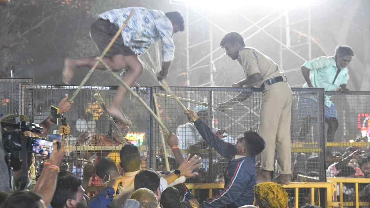 Komuravelli Mallanna | పసుపు బండారి కోసం ఎగబడ్డ భక్తులు.. పోలీసుల లాఠీచార్జ్‌