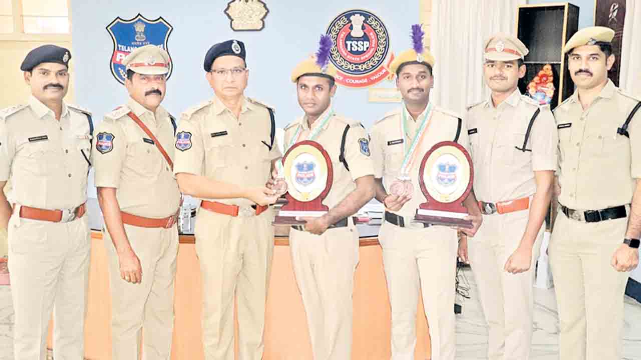 పట్టుదలతో క్రీడల్లో రాణించాలి