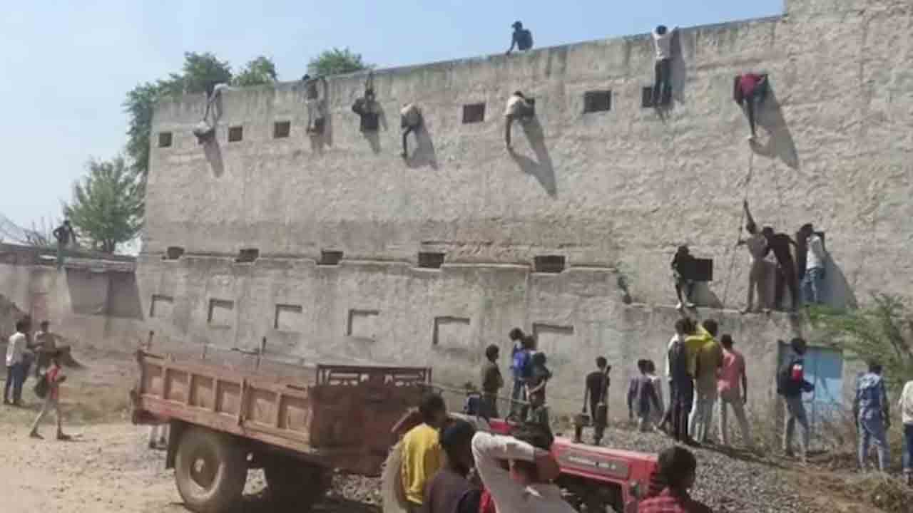 Watch: పదో తరగతి పరీక్షల్లో చీటింగ్‌.. విద్యార్థులకు స్లిప్స్‌ అందించేందుకు గోడలు ఎక్కిన కొందరు