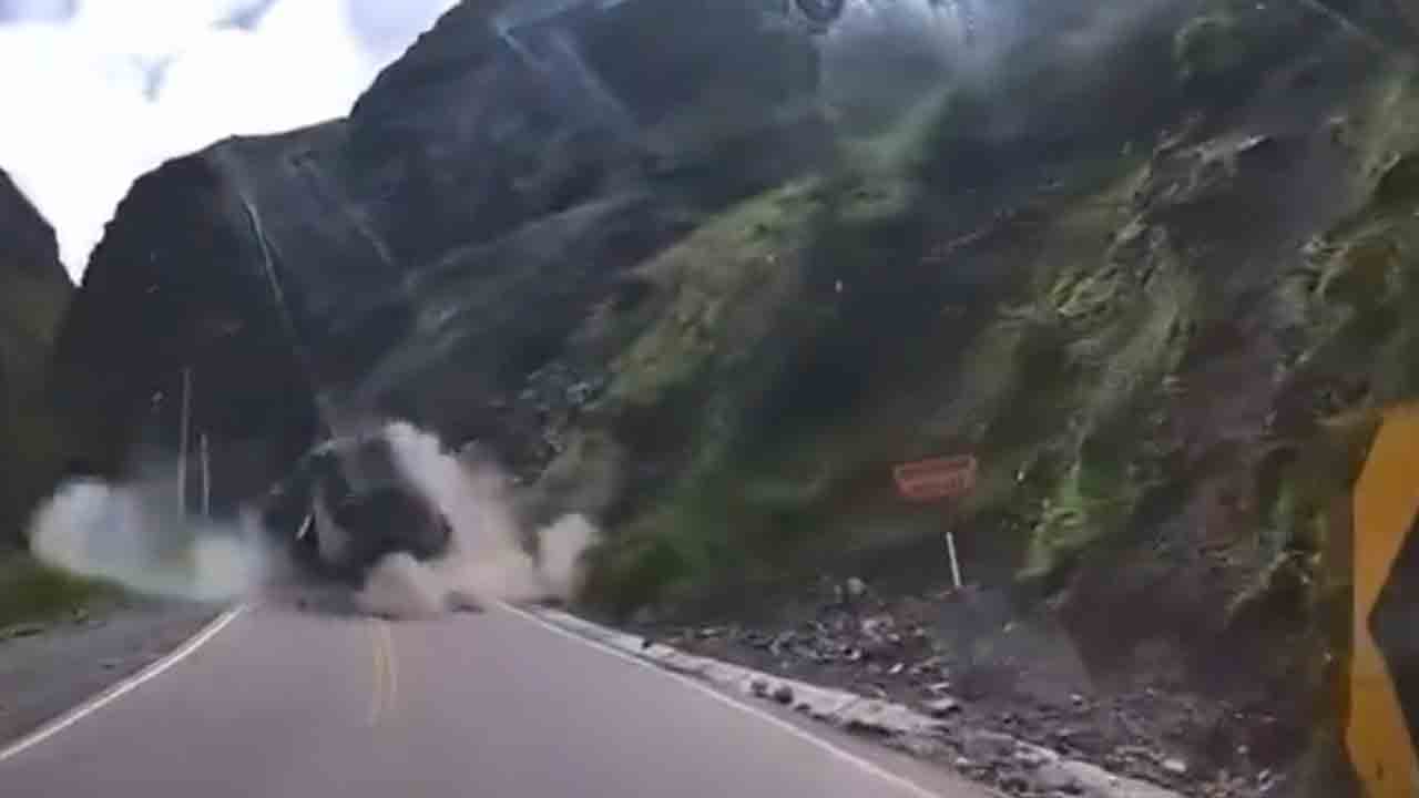 Landslides | షాకింగ్‌.. వాహనాలపై పడ్డ భారీ బండరాళ్లు.. VIDEO