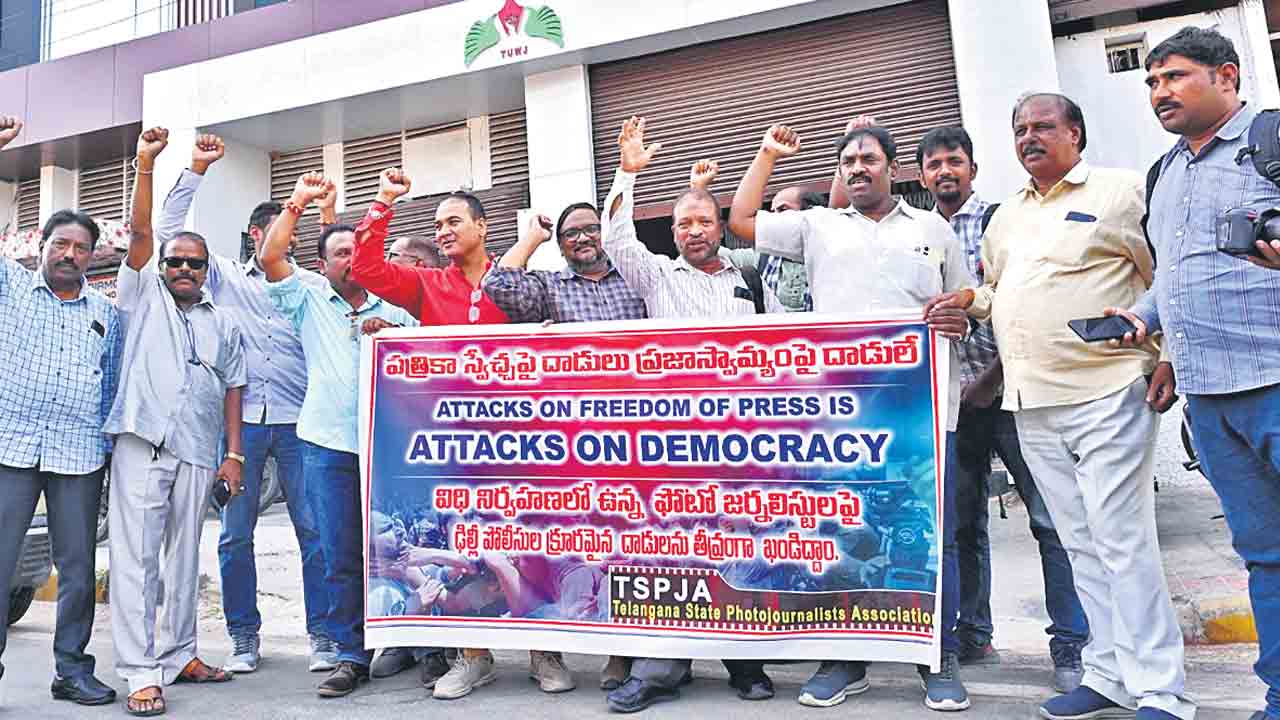 ఫొటో జర్నలిస్టుల నిరసన