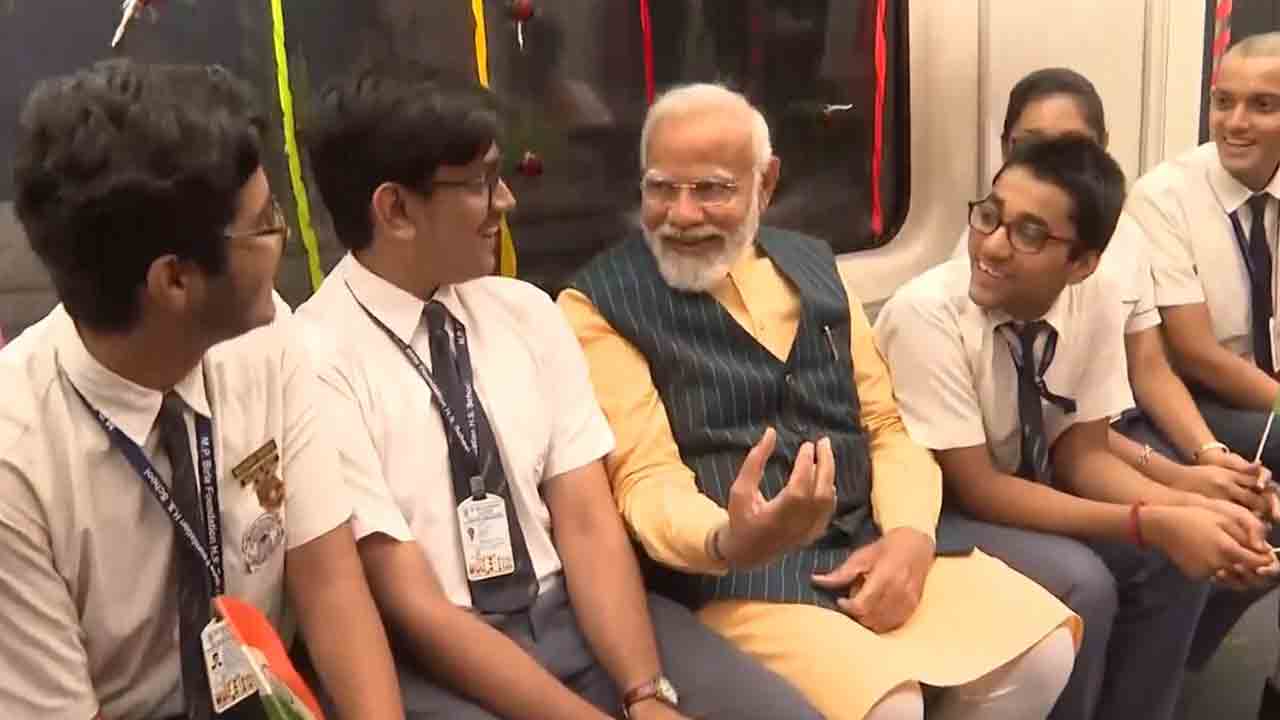Underwater Metro Train | అండ‌ర్‌వాట‌ర్ మెట్రో ప్రారంభించిన మోదీ.. విద్యార్థులతో కలిసి తొలి రైడ్‌