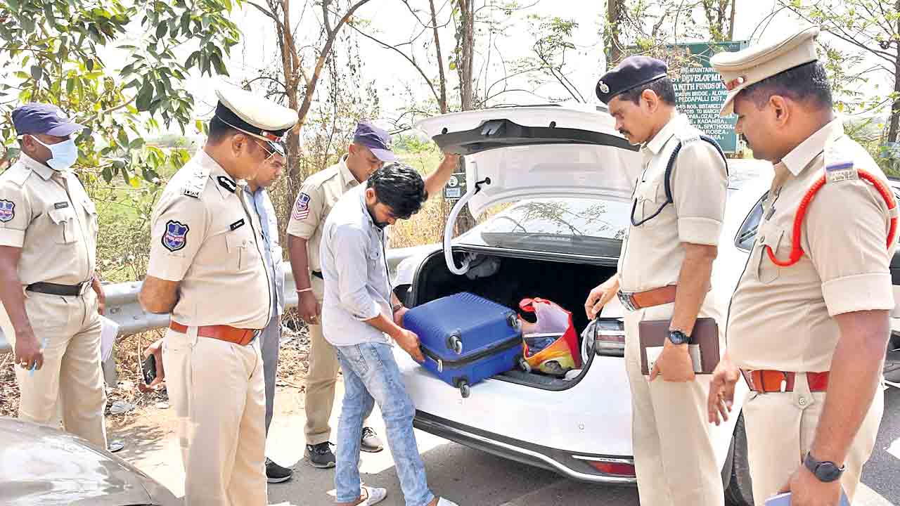 ప్రతి వాహనాన్ని క్షుణ్ణంగా తనిఖీ చేయాలి : సీపీ శ్రీనివాస్‌