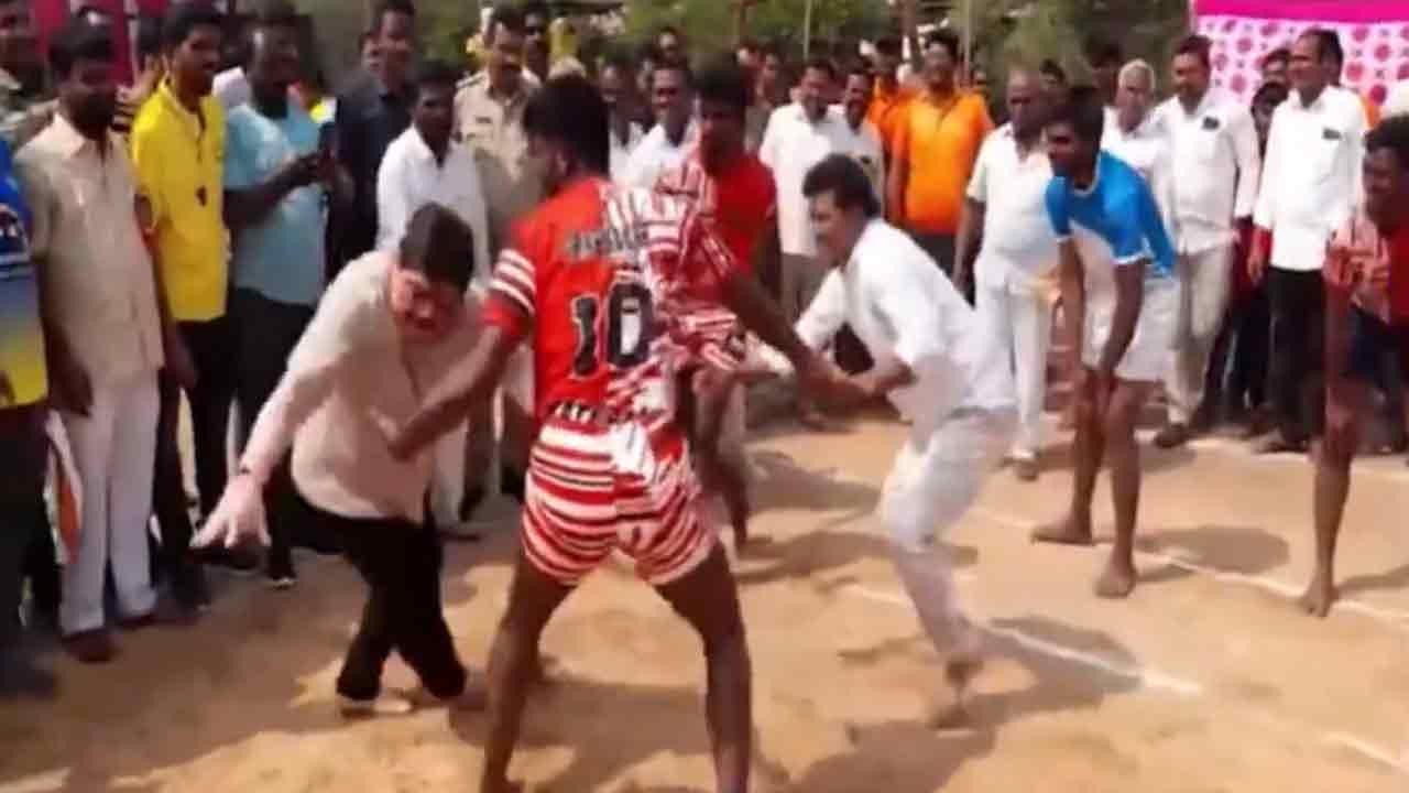 Minister Ponnam Prabhakar | కబడ్డి కబడ్డి.. కూతకు వెళ్లి కాలుజారిపడ్డ మంత్రి పొన్నం.. వీడియో