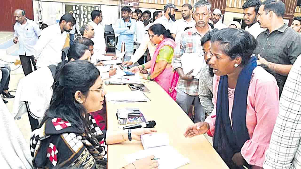 ప్రజావాణిలో దరఖాస్తుల వెల్లువ