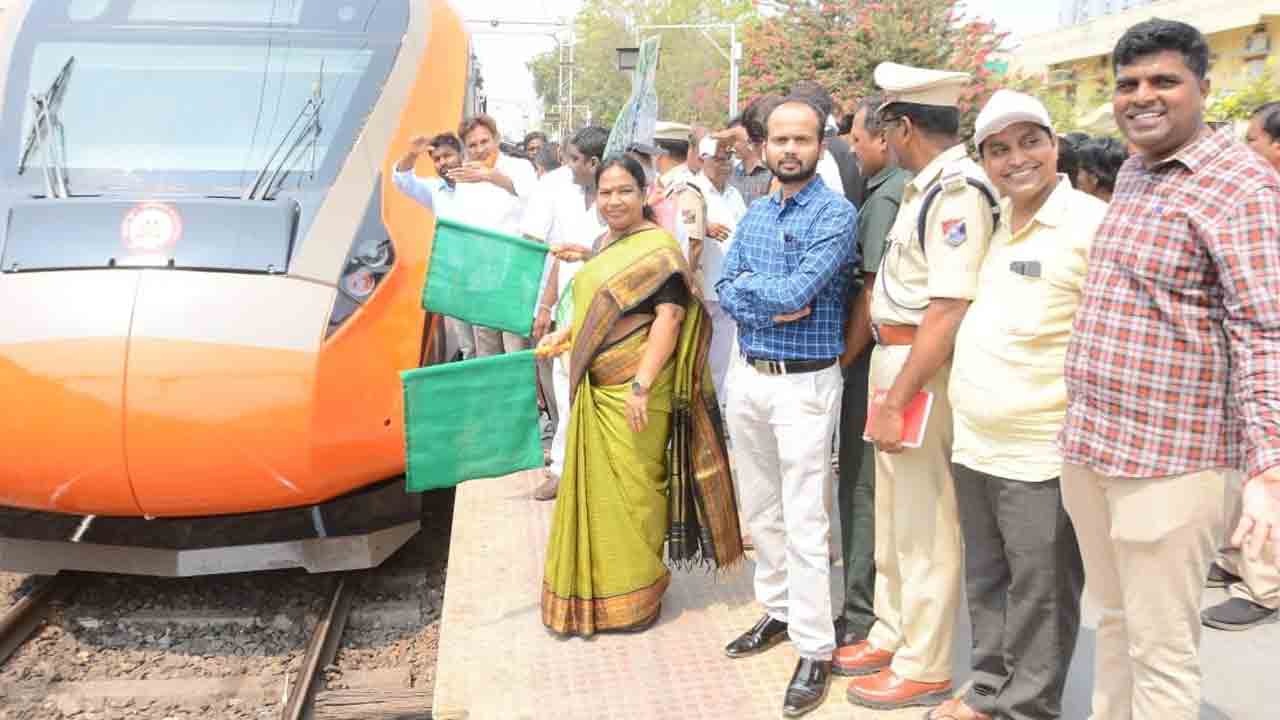 వందే భారత్‌ రైలును ప్రారంభించిన మేయర్‌